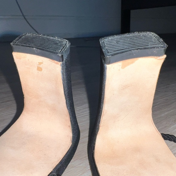 Spanish Leather Collection by Sergio Zelcer Black Heels - Picture 7 of 8